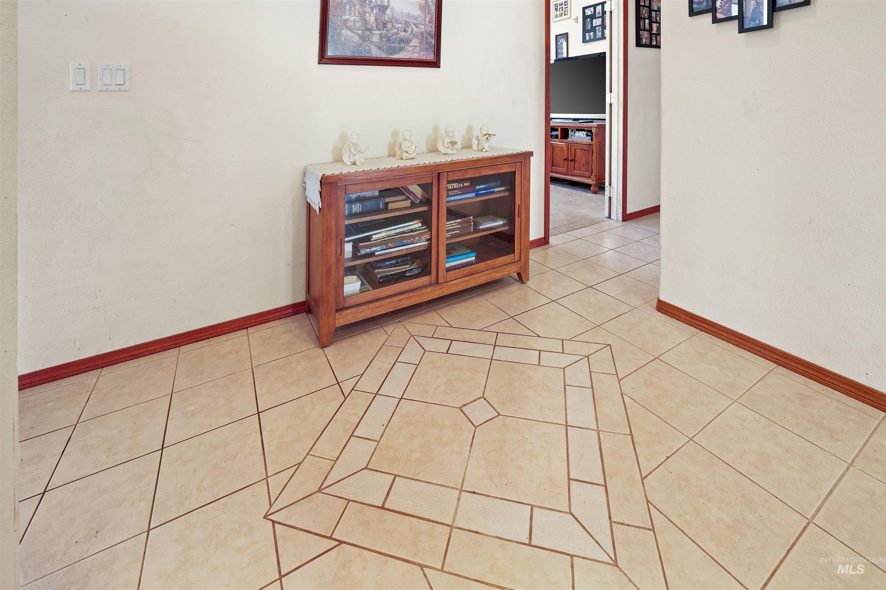 2750 South Perry Lane Clarkston, WA 99403 - Photo 34 of 47 Light-toned tile flooring with an integrated geometric pattern