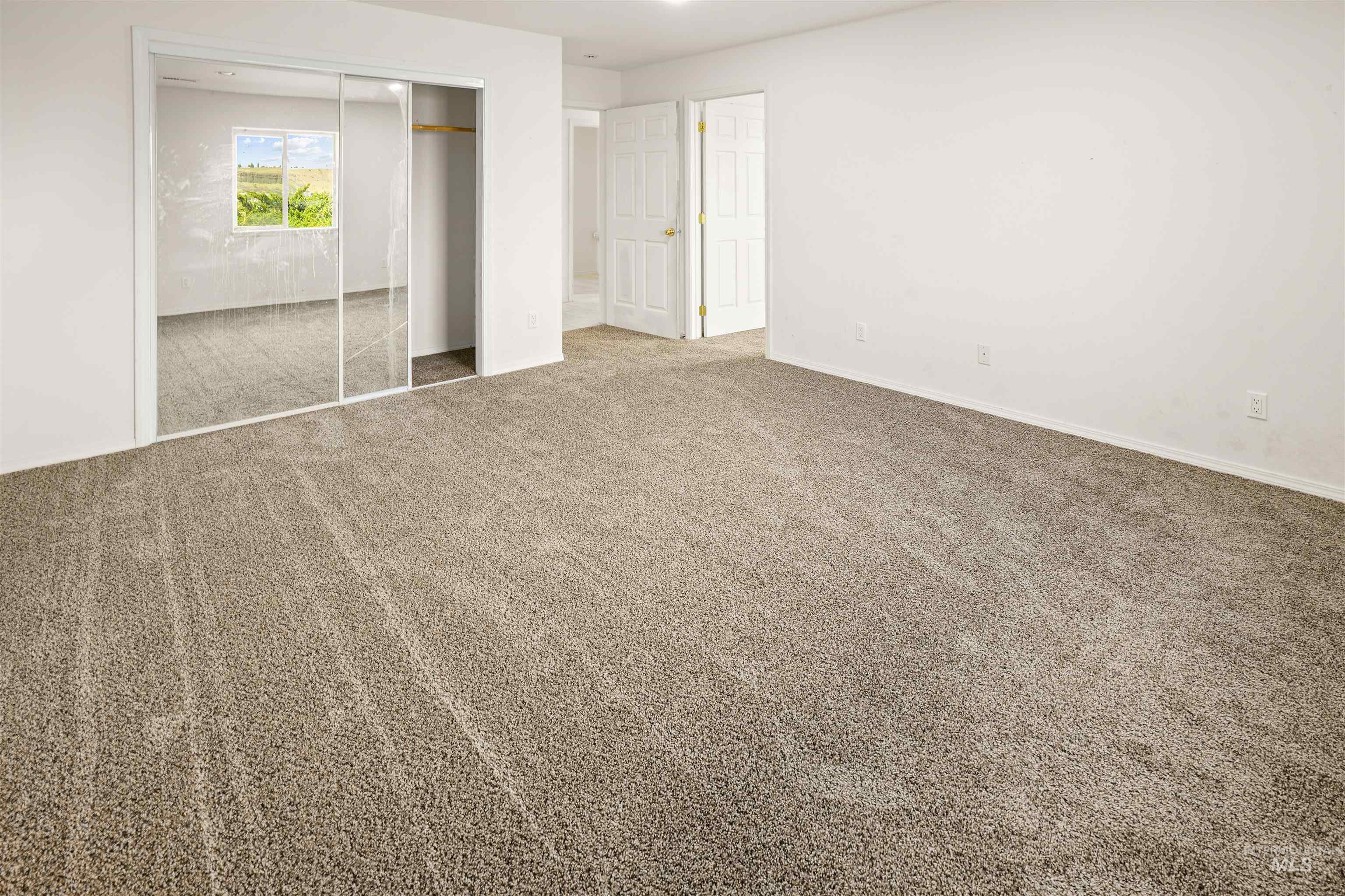 2750 South Perry Lane Clarkston, WA 99403 - Photo 39 of 47 Spacious room featuring plush carpeting, white painted walls, and white baseboards