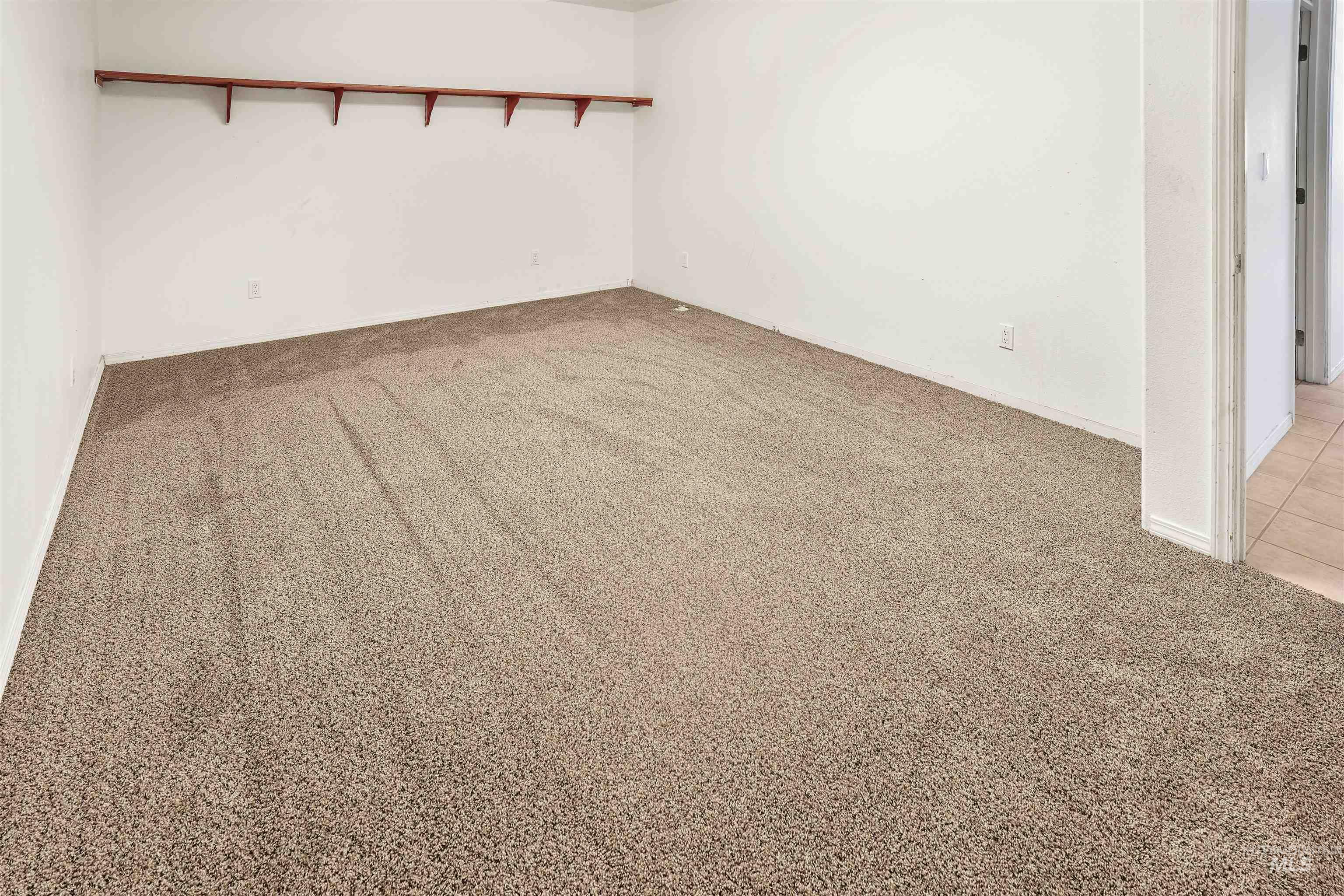 2750 South Perry Lane Clarkston, WA 99403 - Photo 41 of 47 Spacious room featuring neutral carpeting and white walls
