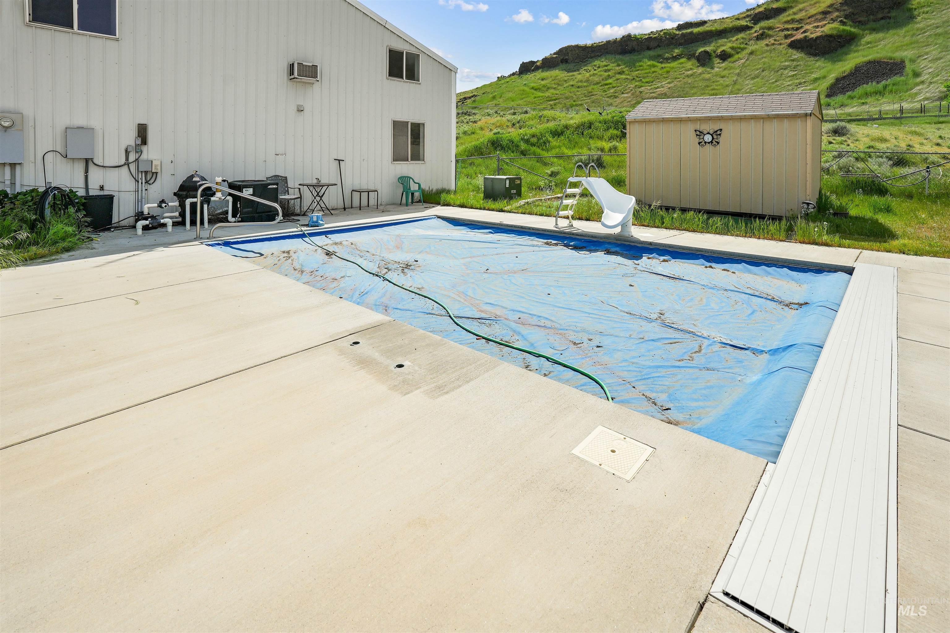 2750 South Perry Lane Clarkston, WA 99403 - Photo 6 of 47 In-ground swimming pool featuring a protective cover