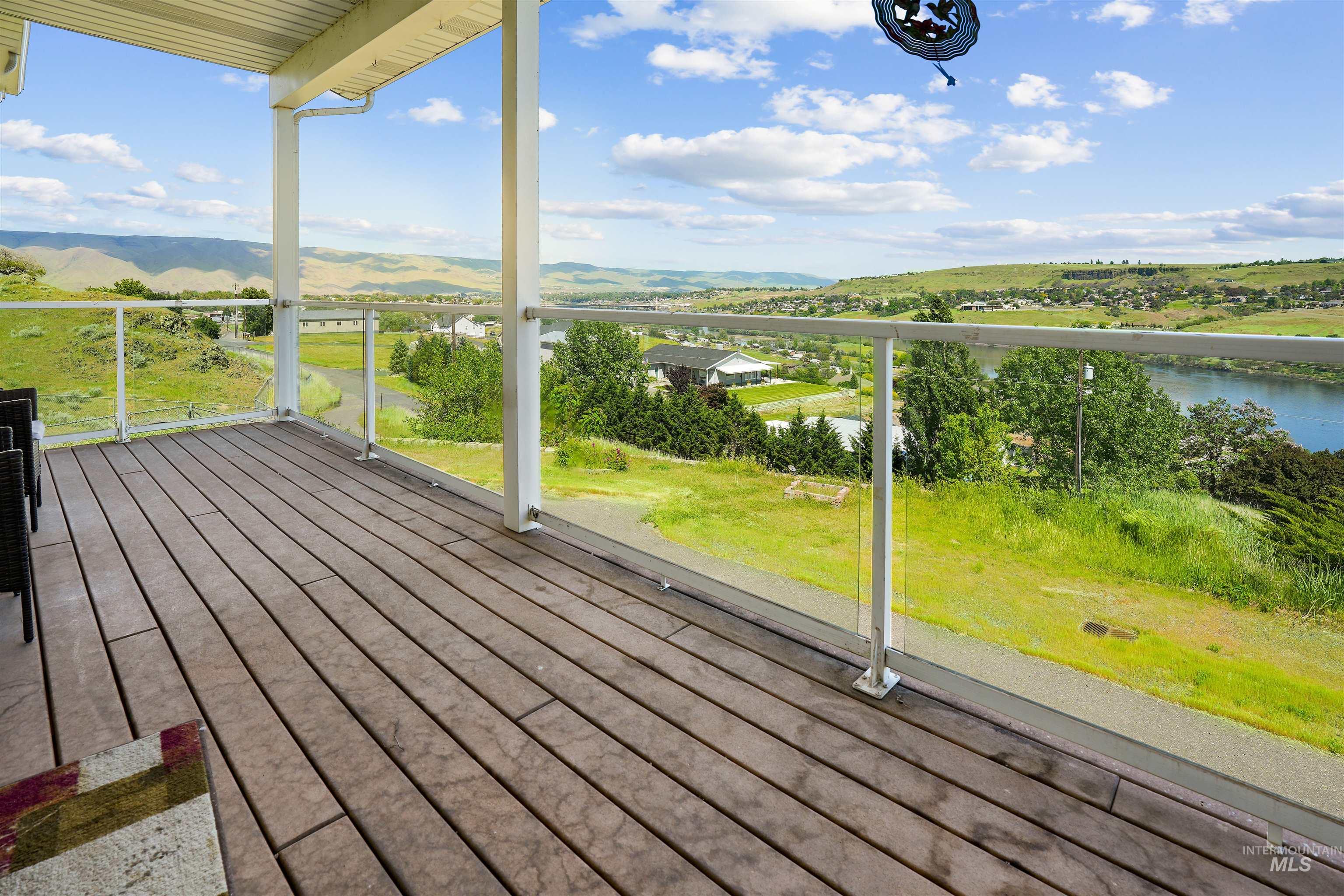 2750 South Perry Lane Clarkston, WA 99403 - Photo 8 of 47 Spacious outdoor deck featuring wood-finish flooring and clear glass panel railings