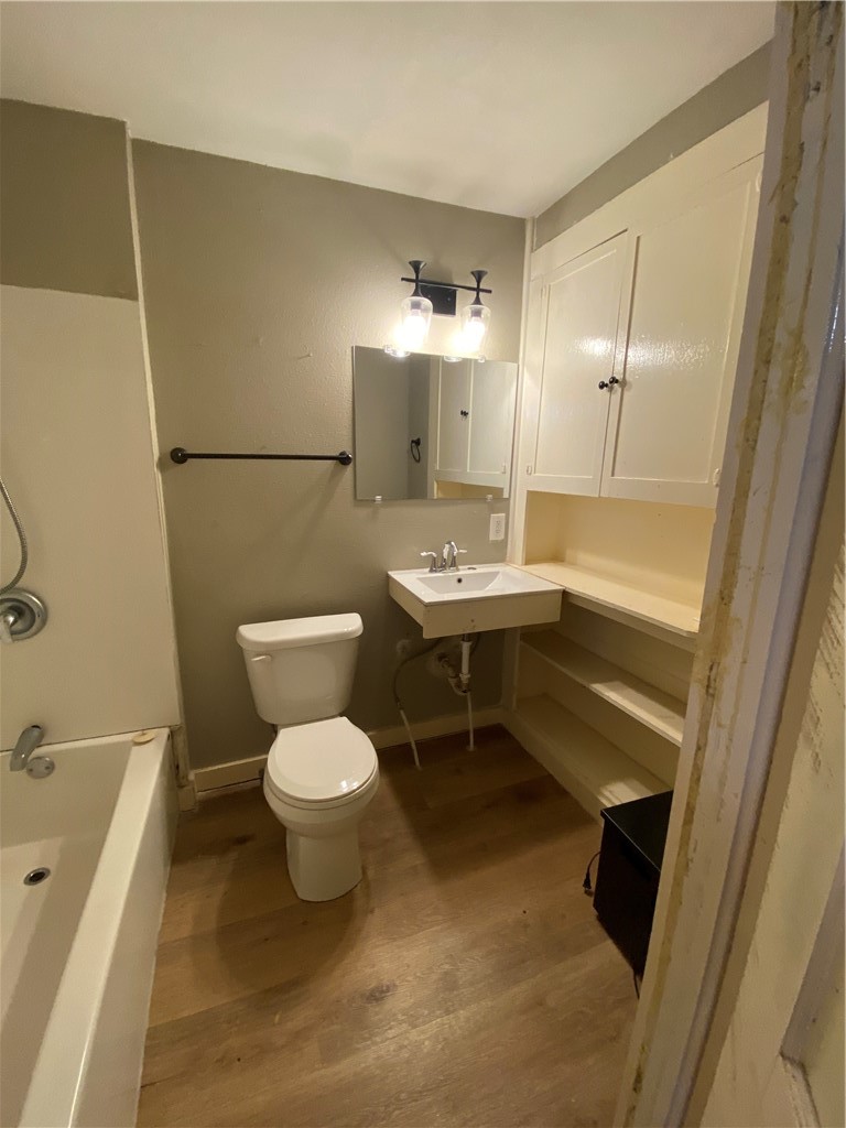 408 East 4th Street Alice, TX 78332 - Photo 14 of 14 a bathroom with a toilet a sink and bathtub