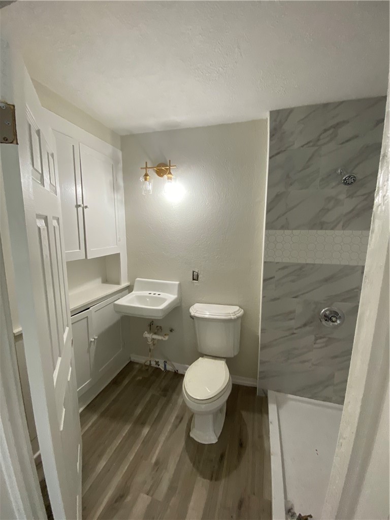 408 East 4th Street Alice, TX 78332 - Photo 4 of 14 a bathroom with a sink a toilet and shower