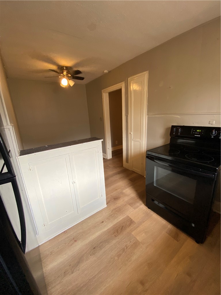 408 East 4th Street Alice, TX 78332 - Photo 9 of 14 a view of a hallway with entryway