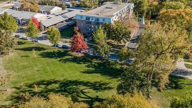 $180,000 | 5125 Blodgett Avenue, Unit 208T, Downers Grove, IL 60515