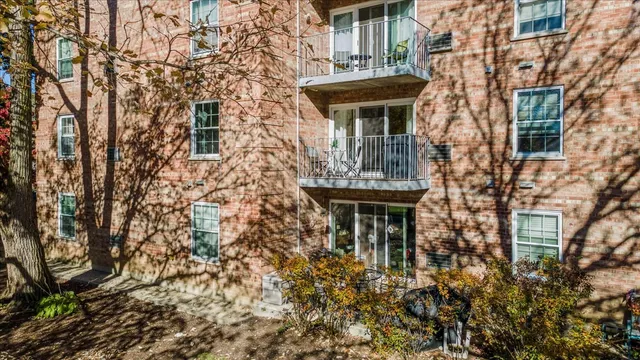 $180,000 | 5125 Blodgett Avenue, Unit 208T, Downers Grove, IL 60515