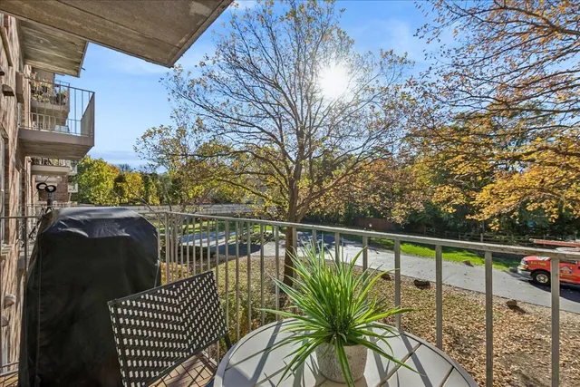 $180,000 | 5125 Blodgett Avenue, Unit 208T, Downers Grove, IL 60515