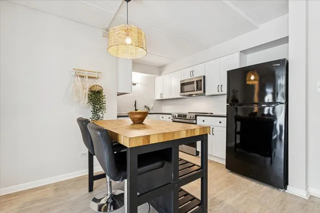 $180,000 | 5125 Blodgett Avenue, Unit 208T, Downers Grove, IL 60515