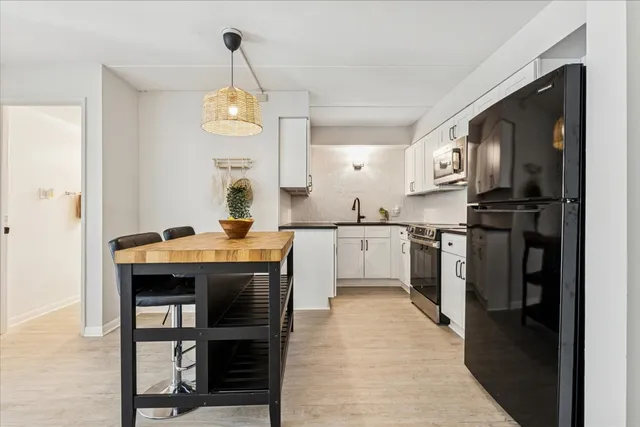 $180,000 | 5125 Blodgett Avenue, Unit 208T, Downers Grove, IL 60515