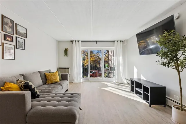 $180,000 | 5125 Blodgett Avenue, Unit 208T, Downers Grove, IL 60515