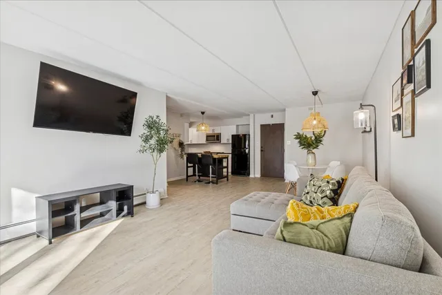 $180,000 | 5125 Blodgett Avenue, Unit 208T, Downers Grove, IL 60515