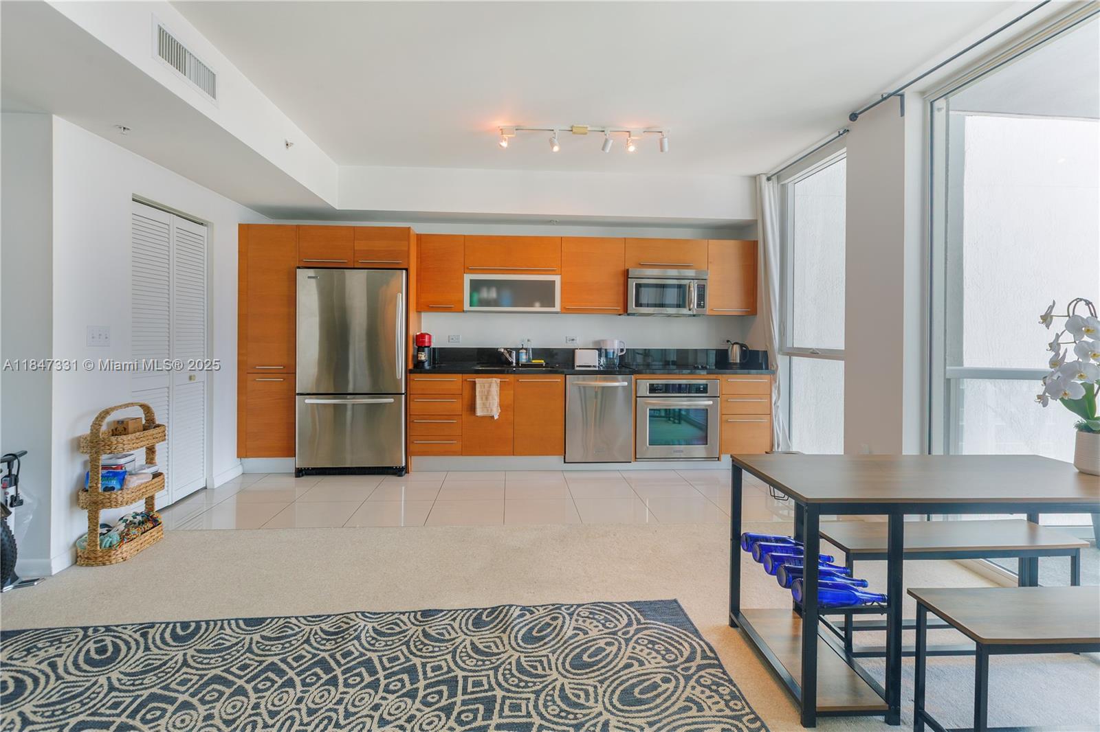 244 Biscayne Boulevard, Unit 3205 Miami, FL 33132 - Photo 5 of 10 a room with furniture and view kitchen