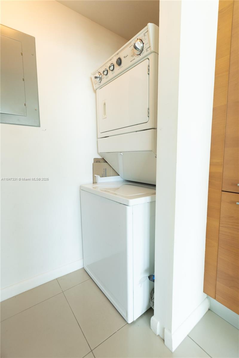 244 Biscayne Boulevard, Unit 3205 Miami, FL 33132 - Photo 10 of 10 a utility room with dryer and washer