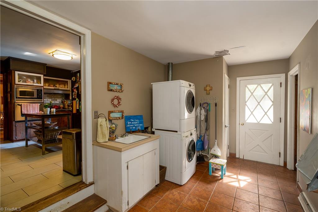 926 Croyden Street High Point, NC 27262 - Photo 9 of 23 Laundry / Mud Room