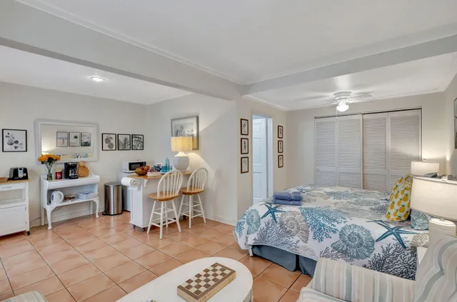 $1,900 | 519 28th Street, Unit A, West Palm Beach, FL 33407