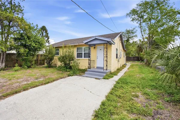 a view of a house with a yard