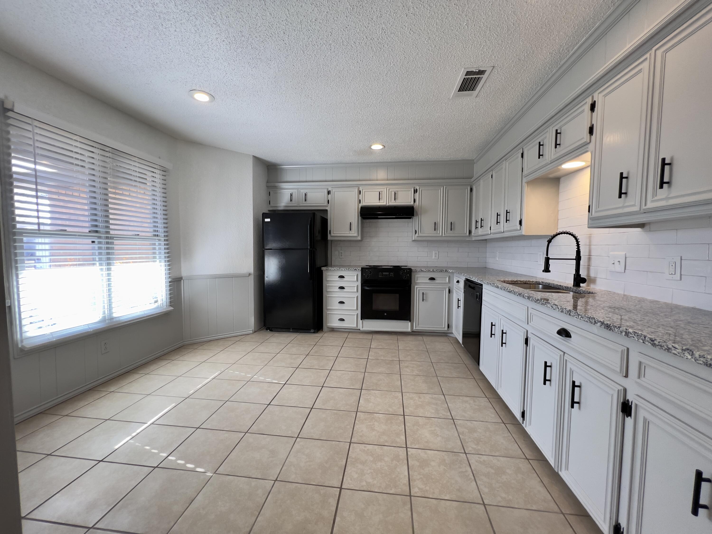 5702 91st Street Lubbock, TX 79424 - Photo 5 of 14 AE9F6D1B-C6EB-4A16-A83C-6C93B9301273