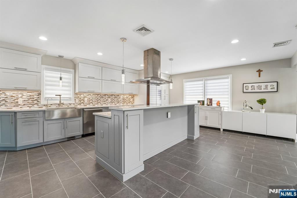 12 Manning Road Paramus, NJ 07652 - Photo 8 of 33 Gallery Image 8