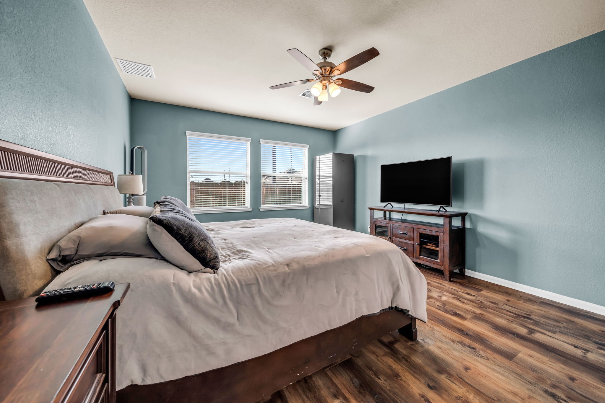 14212 Portrait Court Houston, TX 77045 - Photo 12 of 27 Inviting and spacious bedroom with abundant natural light.