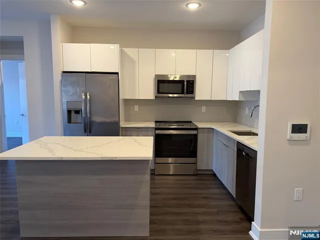 $3,745 | 470 Main Street, Unit 417, Fort Lee, NJ 07024