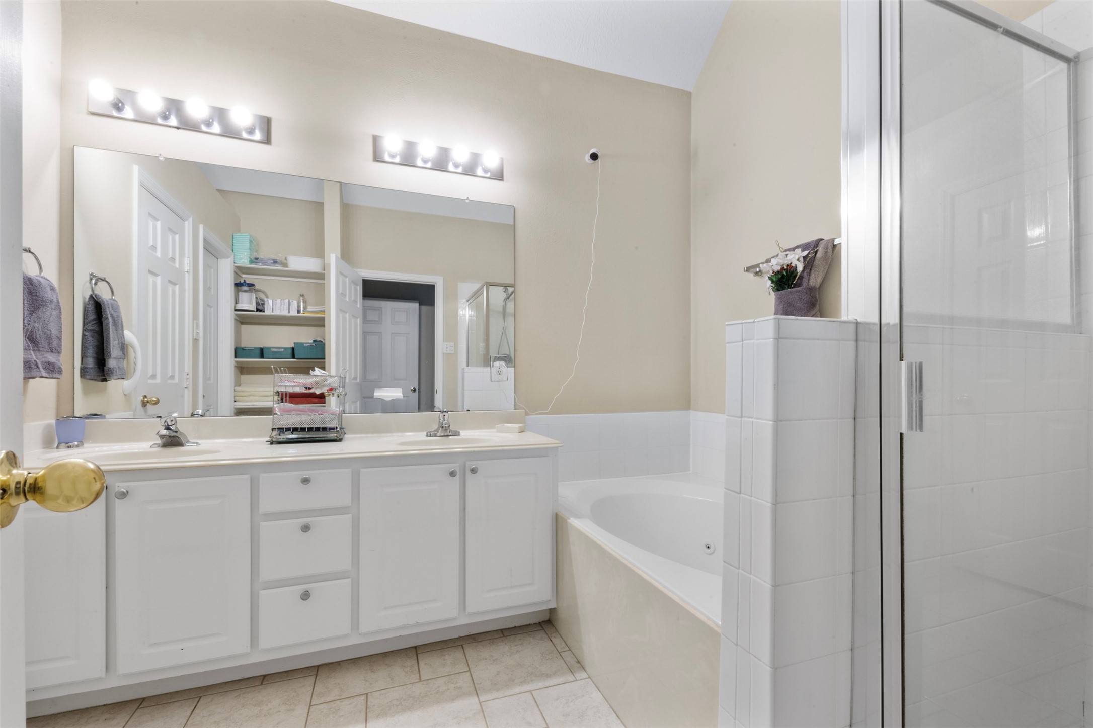2334 Everest Way Houston, TX 77339 - Photo 20 of 29 a bathroom with a tub a sink and mirror