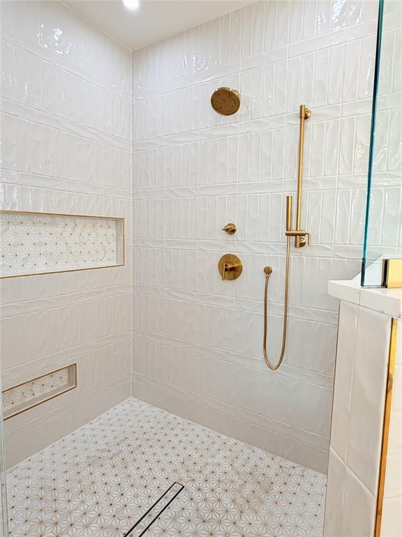 2780 Patrick Road Waxahachie, TX 75167 - Photo 17 of 20 a bathroom with a shower