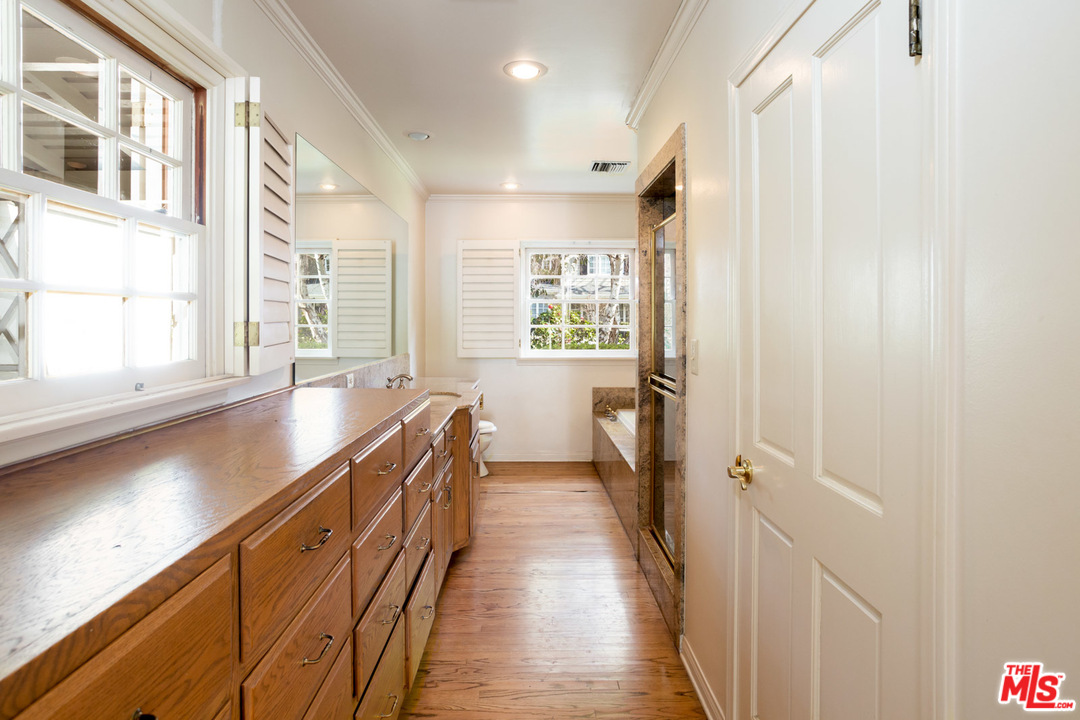 455 North Bundy Drive Los Angeles, CA 90049 - Photo 7 of 12