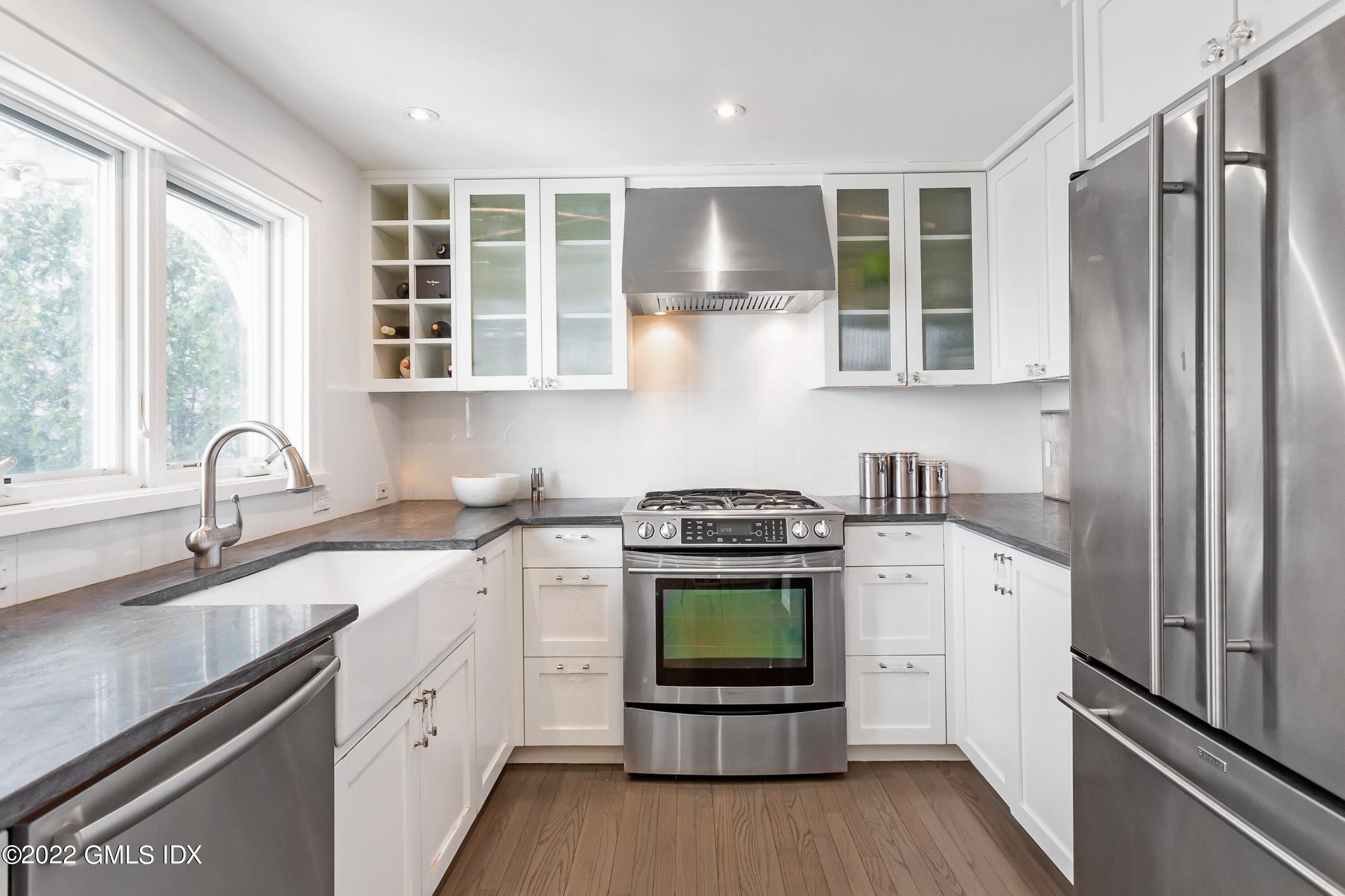 63 Roton Avenue Norwalk, CT 06853 - Photo 9 of 40 170472173-8