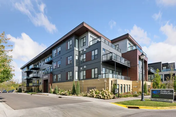 $3,200 | 253 Lake Street East, Unit 204, Wayzata, MN 55391