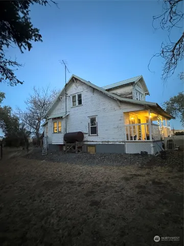 a view of a house with backyard