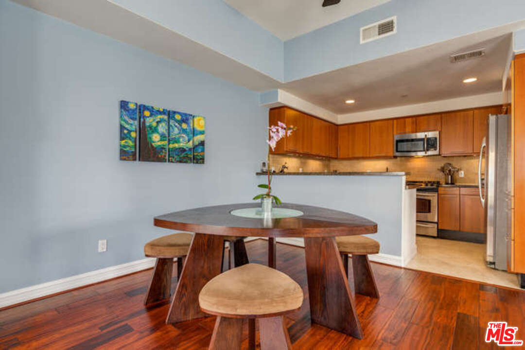 15248 Clark Street, Unit 101 Sherman Oaks, CA 91411 - Photo 11 of 26