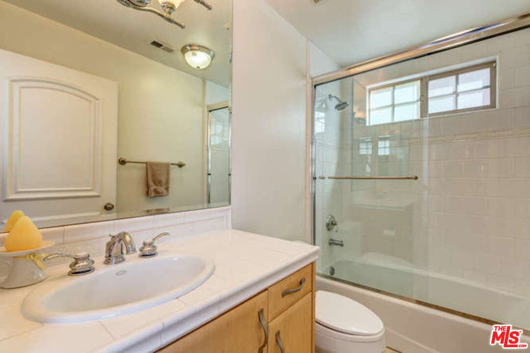 15248 Clark Street, Unit 101 Sherman Oaks, CA 91411 - Photo 15 of 26