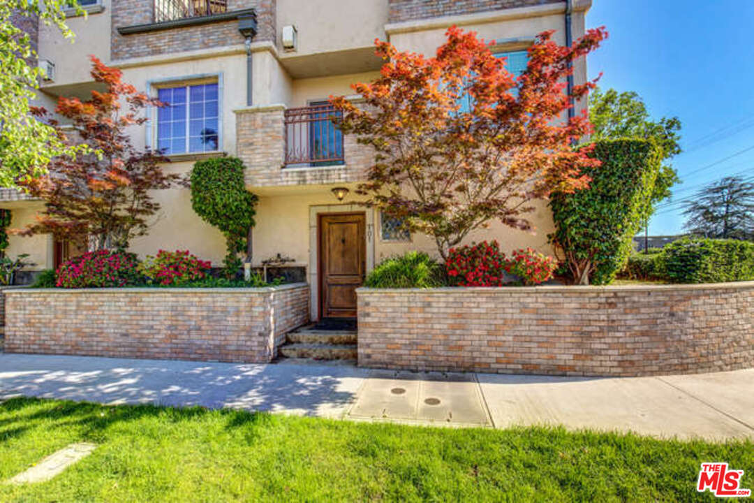 15248 Clark Street, Unit 101 Sherman Oaks, CA 91411 - Photo 3 of 26