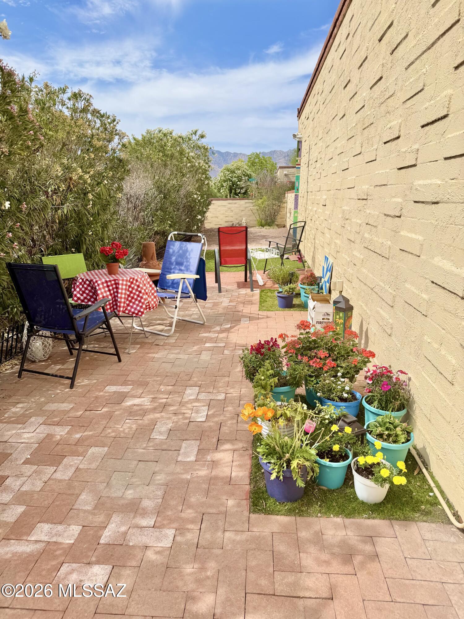 8110 East Rivenoak Circle Tucson, AZ 85715 - Photo 28 of 29 a garden view with a seating space