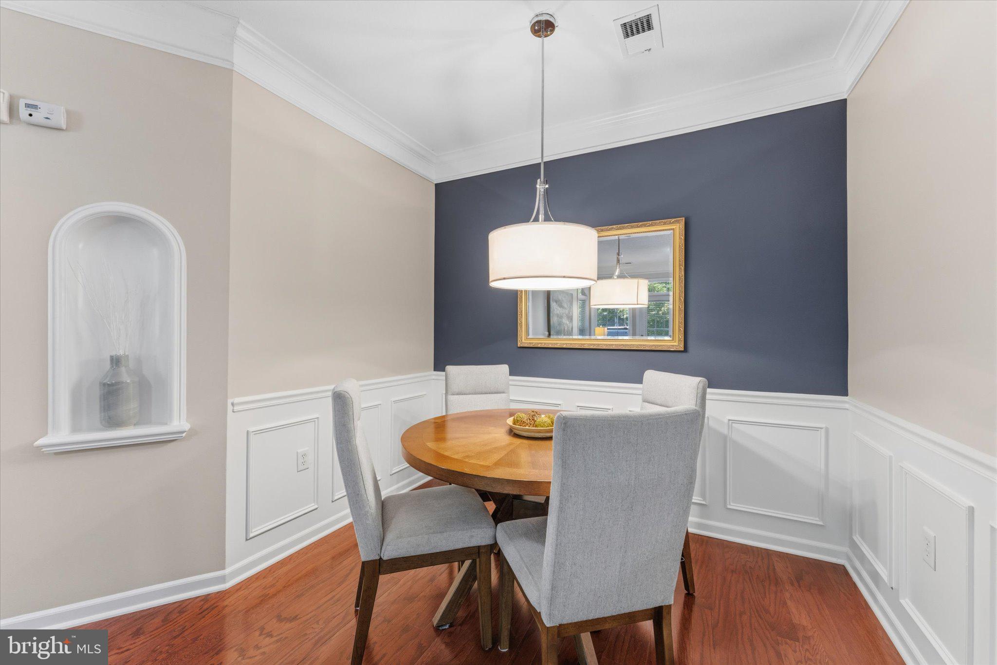 503 Sunset View Terrace Southeast, Unit 101 Leesburg, VA 20175 - Photo 15 of 39 Charming dining nook with elegant accents.