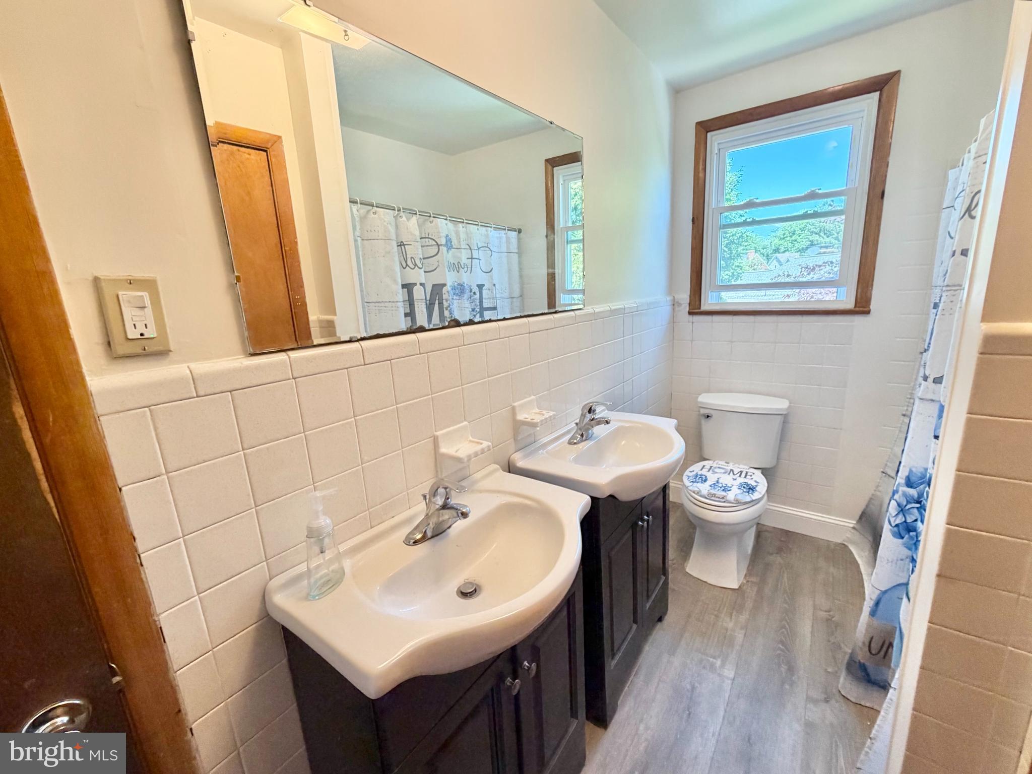130 Kinsman Road Florence, NJ 08518 - Photo 23 of 36 Upper Floor Bathroom
