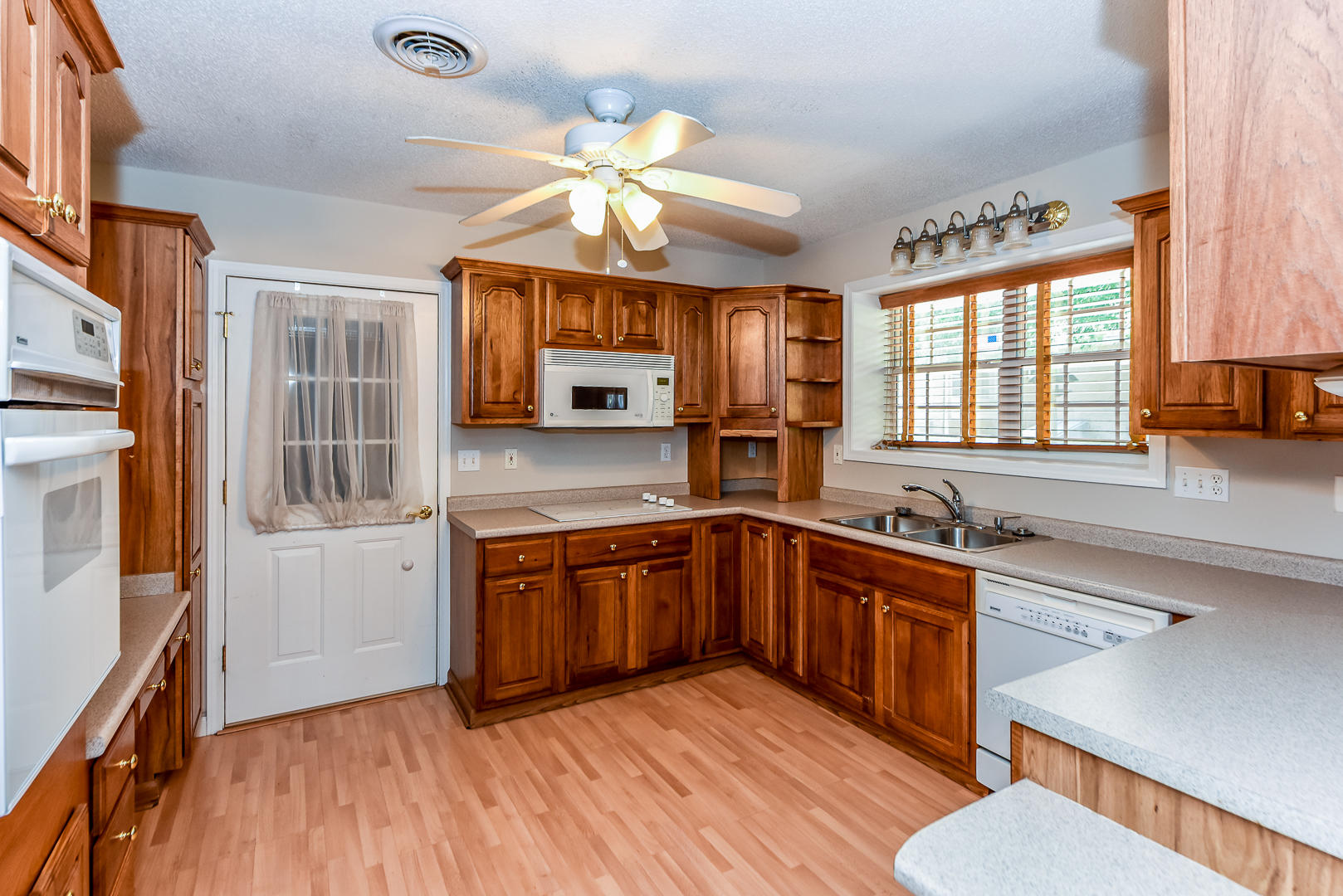 2001 Cochran Road Maryville, TN 37803 - Photo 23 of 29 Guest House Kitchen