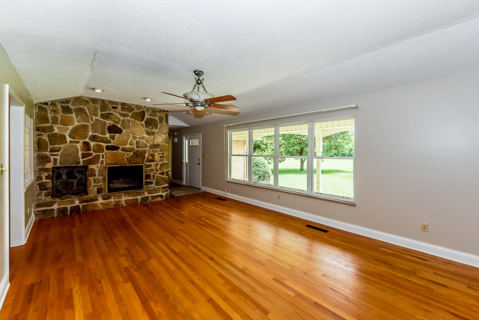 2001 Cochran Road Maryville, TN 37803 - Photo 7 of 29 Living Room