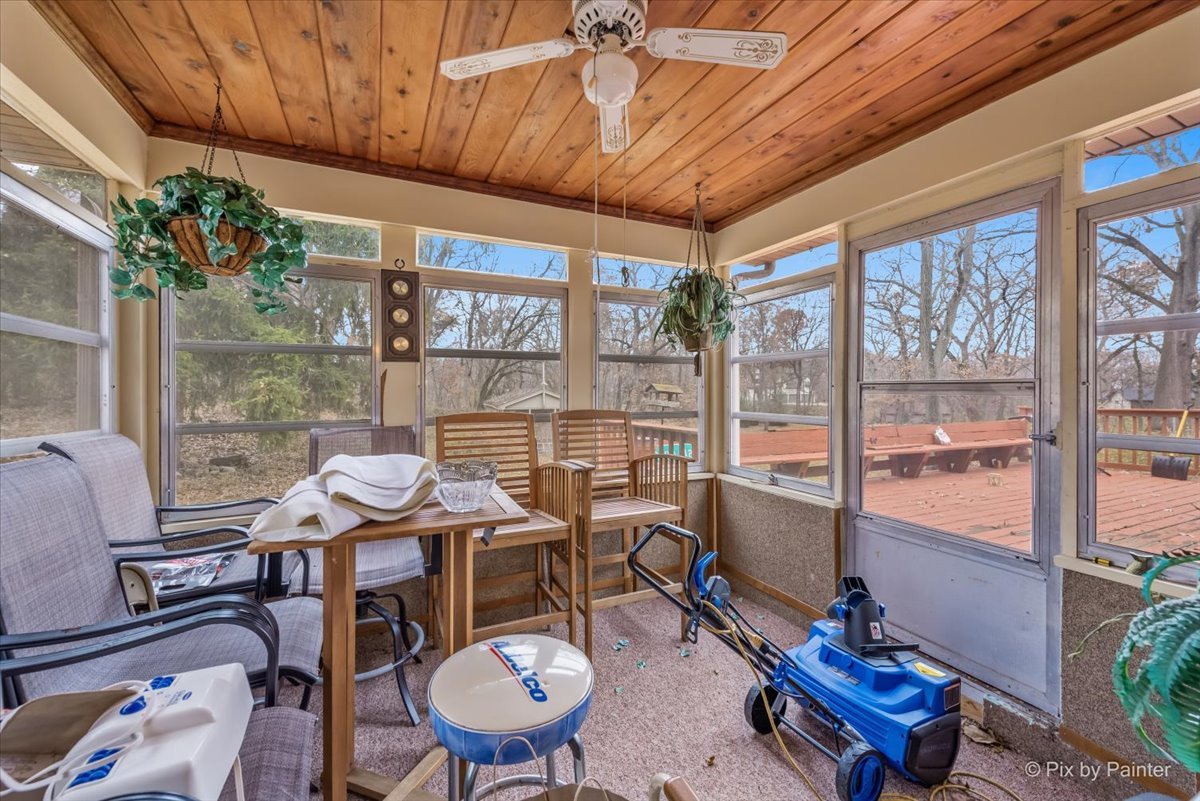 612-3 Three Oaks Road Cary, IL 60013 - Photo 29 of 48 a outdoor dining space with furniture and umbrella