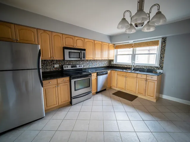 $1,750 | 6450 South New England Avenue, Unit 3B, Chicago, IL 60638