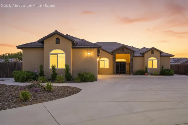 $969,999 | 2308 South Minnewawa Avenue, Fresno, CA 93727