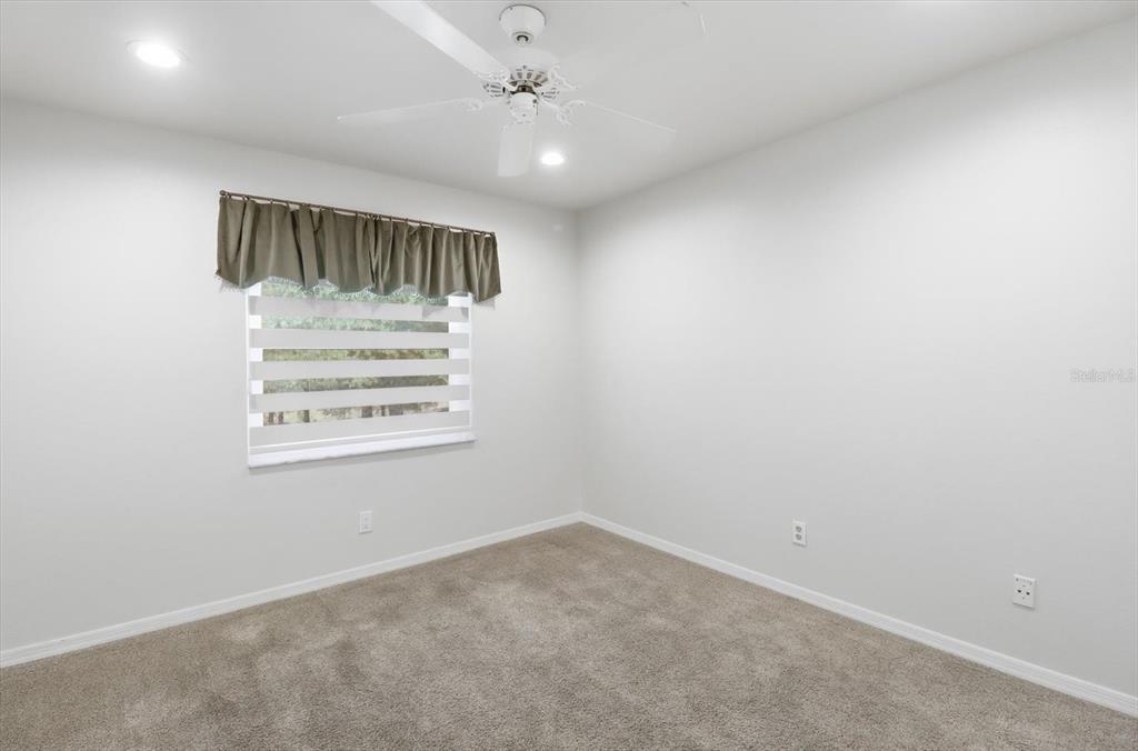 20781 Southwest 90th Loop Dunnellon, FL 34431 - Photo 21 of 46 en empty room with windows