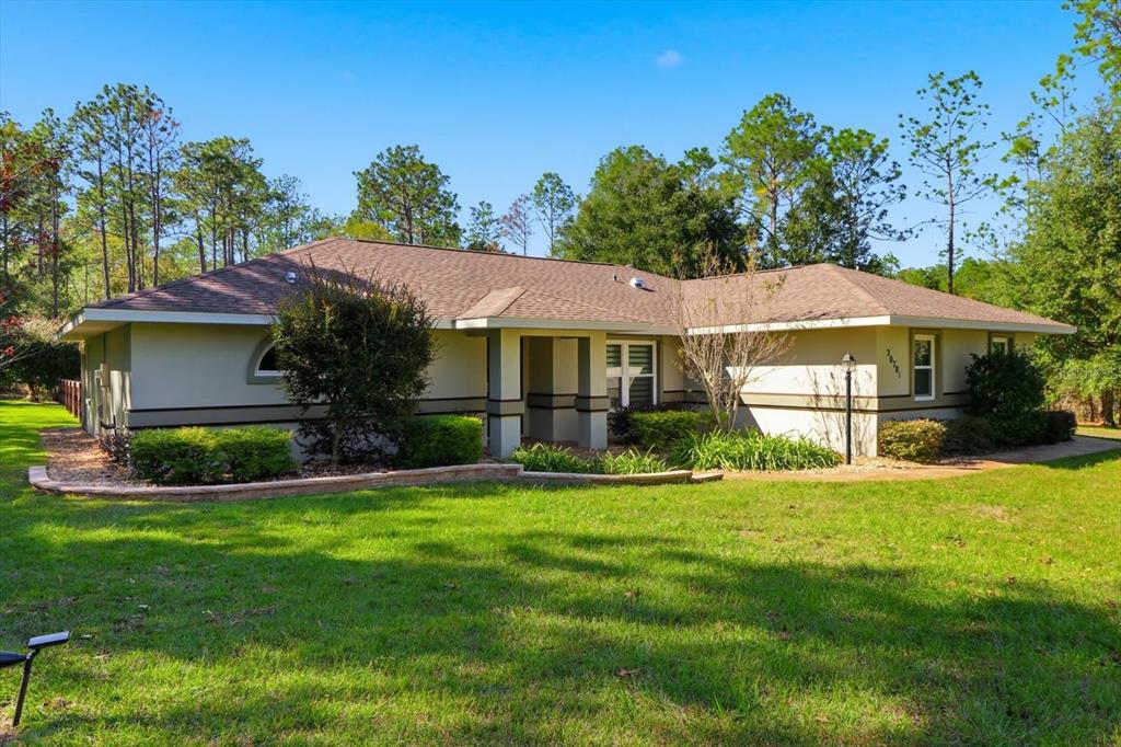 20781 Southwest 90th Loop Dunnellon, FL 34431 - Photo 33 of 46 a front view of a house with a yard