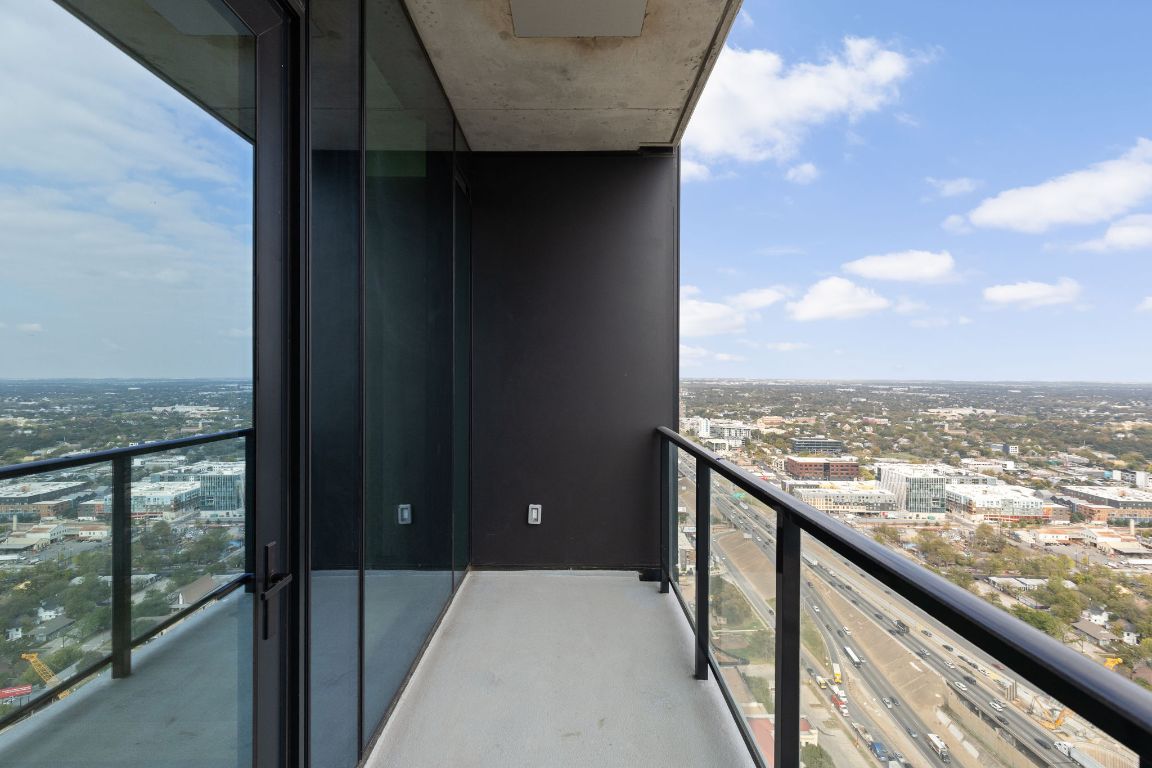 610 Davis Street, Unit 4008 Austin, TX 78701 - Photo 17 of 40 a balcony with an ocean view