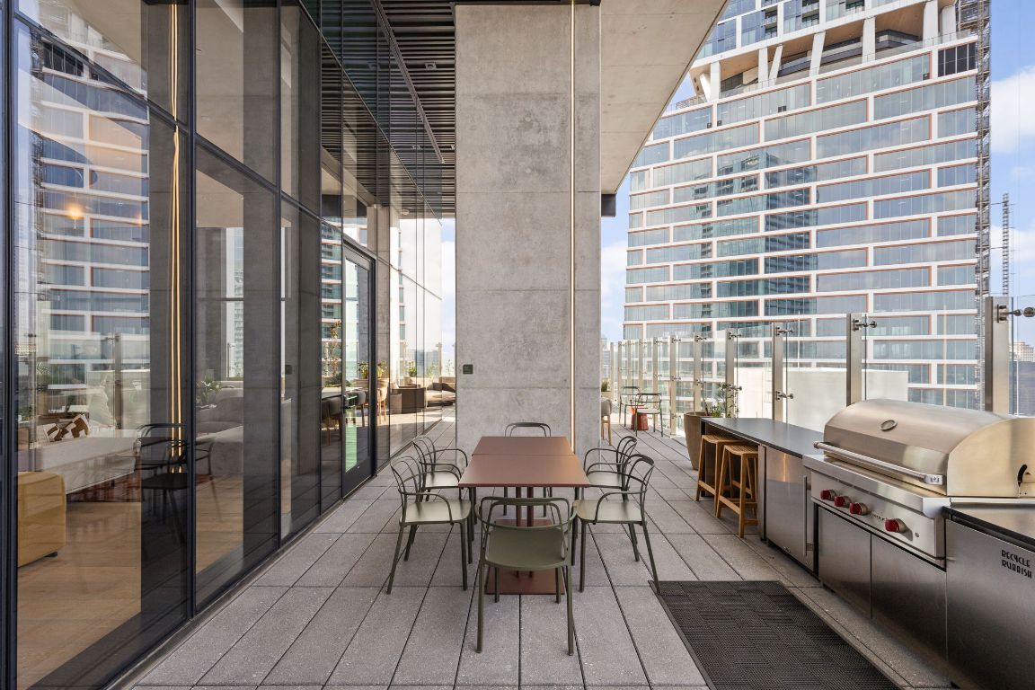 610 Davis Street, Unit 4008 Austin, TX 78701 - Photo 25 of 40 a balcony with chairs and stove