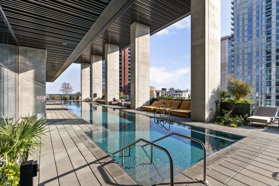 610 Davis Street, Unit 4008 Austin, TX 78701 - Photo 28 of 40 a swimming pool with outdoor seating