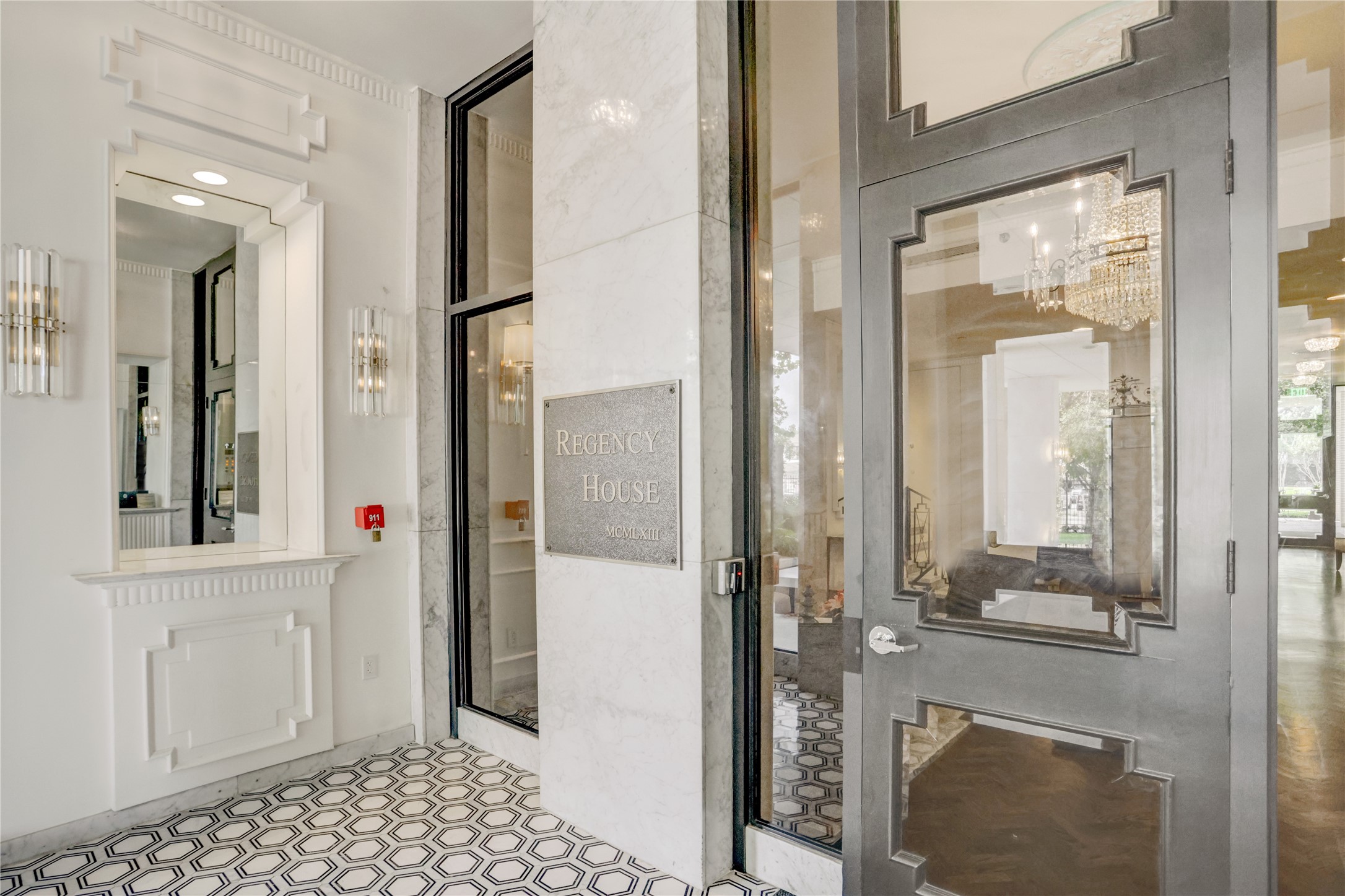 2701 Westheimer Road, Unit 12E Houston, TX 77098 - Photo 19 of 31 a bathroom with a bathtub and a sink