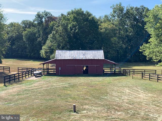 Lovely 2 stall barn w/hay loft, feed and tack room