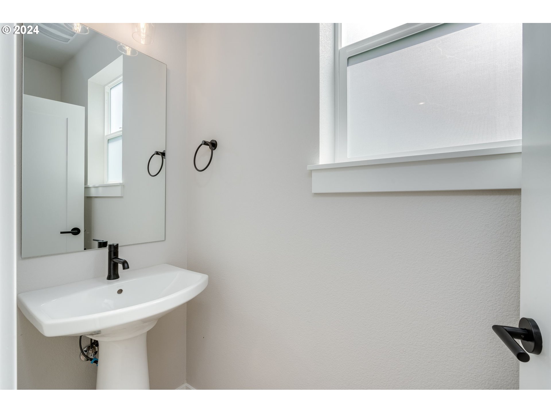 3719 South Arwana Lane Ridgefield, WA 98642 - Photo 21 of 46 a bathroom with a sink and a mirror