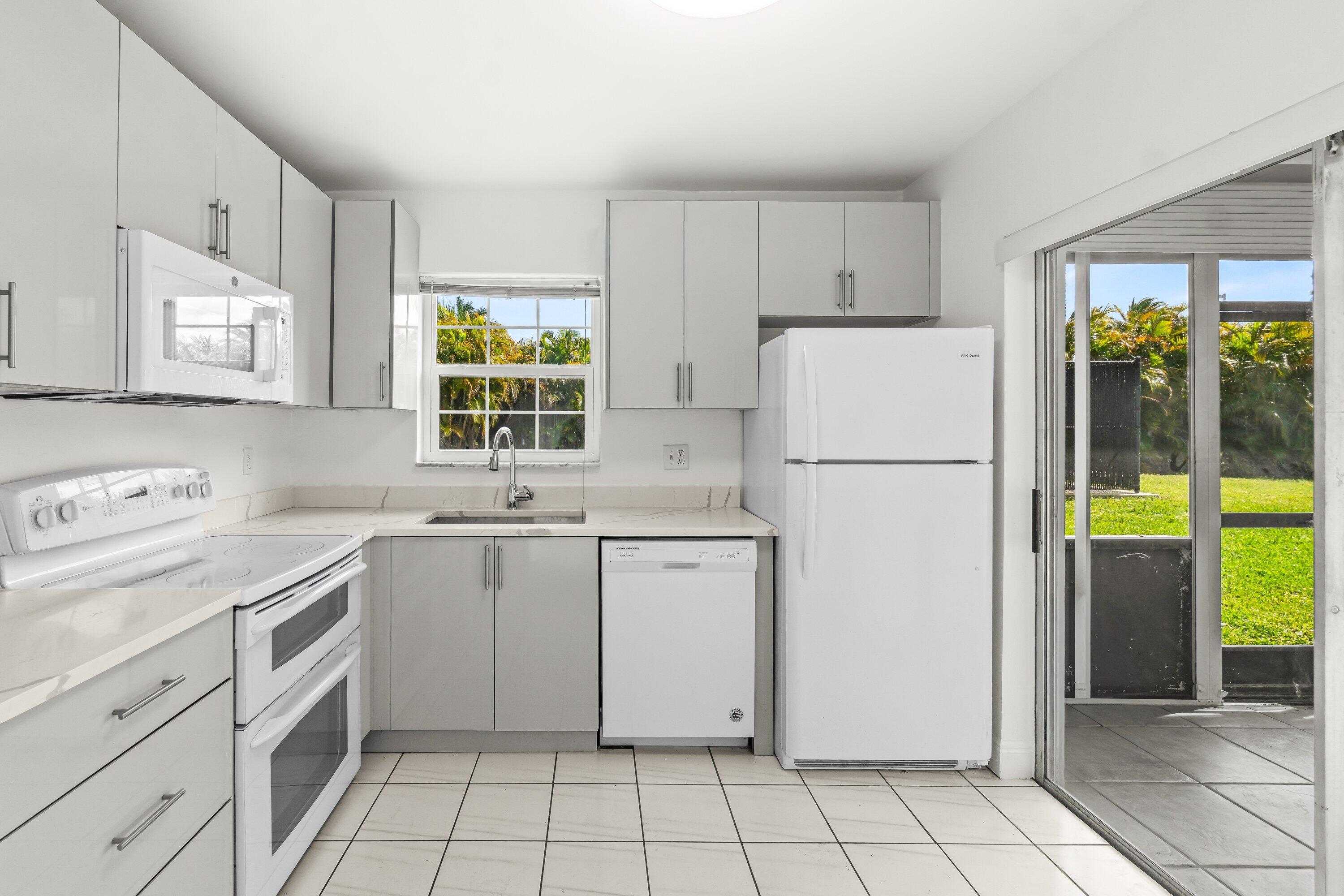 9162 Southwest 5th Street, Unit A Boca Raton, FL 33428 - Photo 3 of 36 007-9162Southwest5thStreet-A-BocaRaton-F